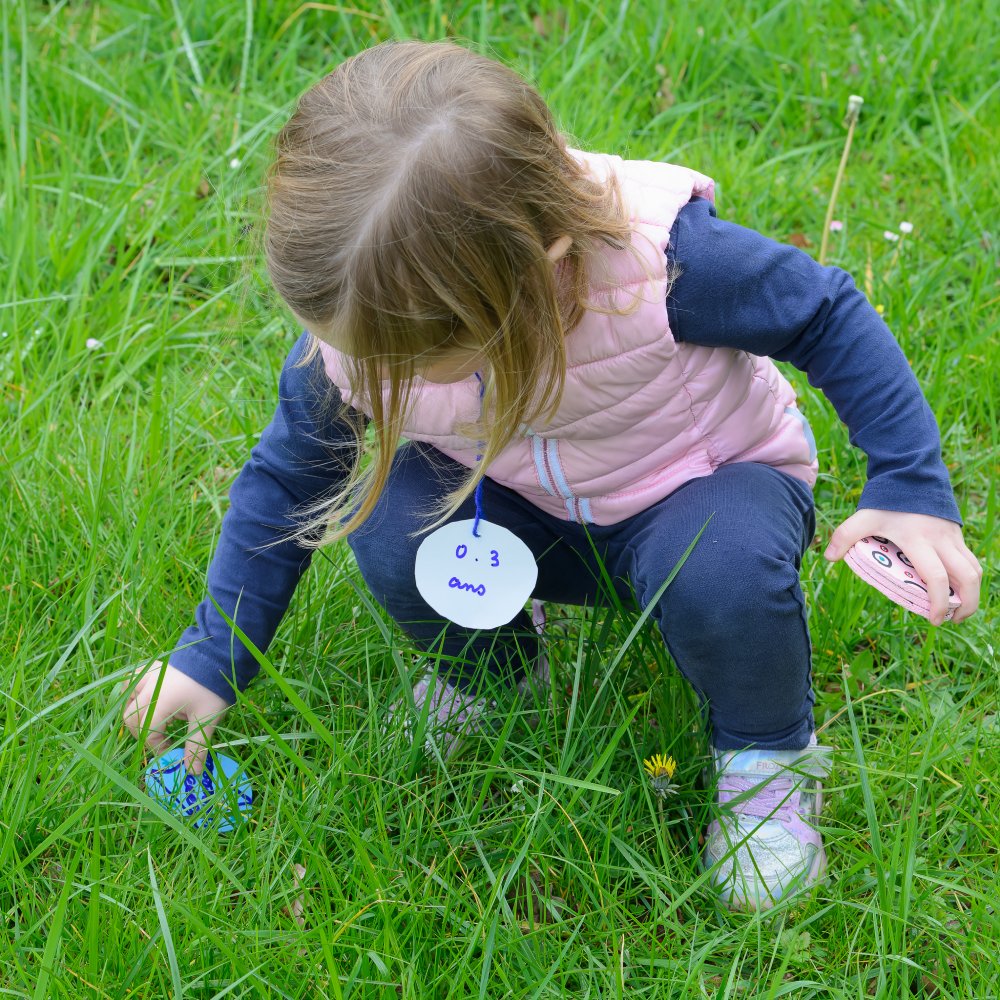 Enfant  chasse aux oeufs