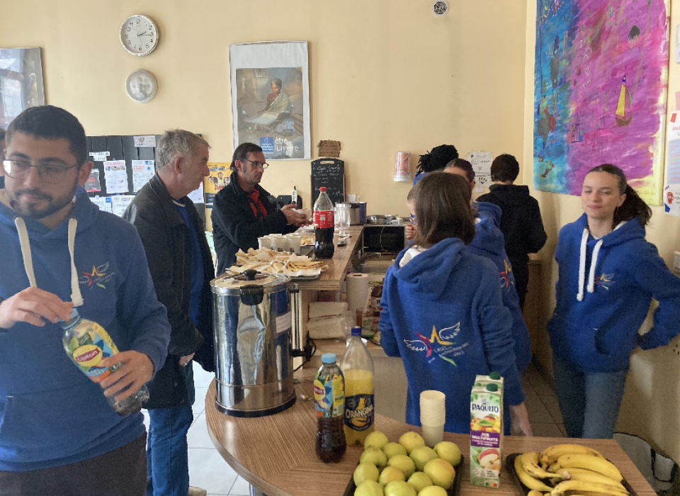 Groupe de personnes qui partagent un goûter 