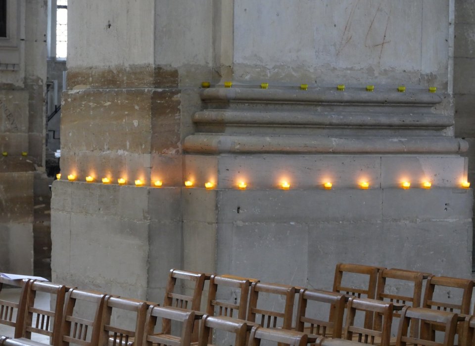 Bougies à l'intérieur de l'église. 