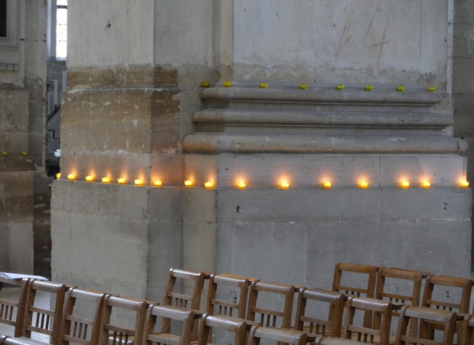 Bougies à l'intérieur de l'église. Bougies à l'intérieur de l'église.