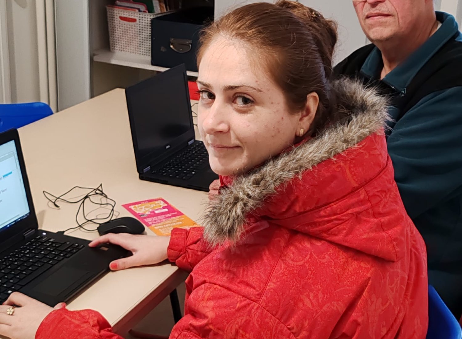 Un bénévole et une personne accueillies lors de l'activité informatique.